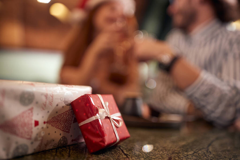 Mladý zamilovaný pár oslavující Vánoce společně v restauraci v uvolněné atmosféře. Společně, Nový rok, oslava - Fotografie, Obrázek