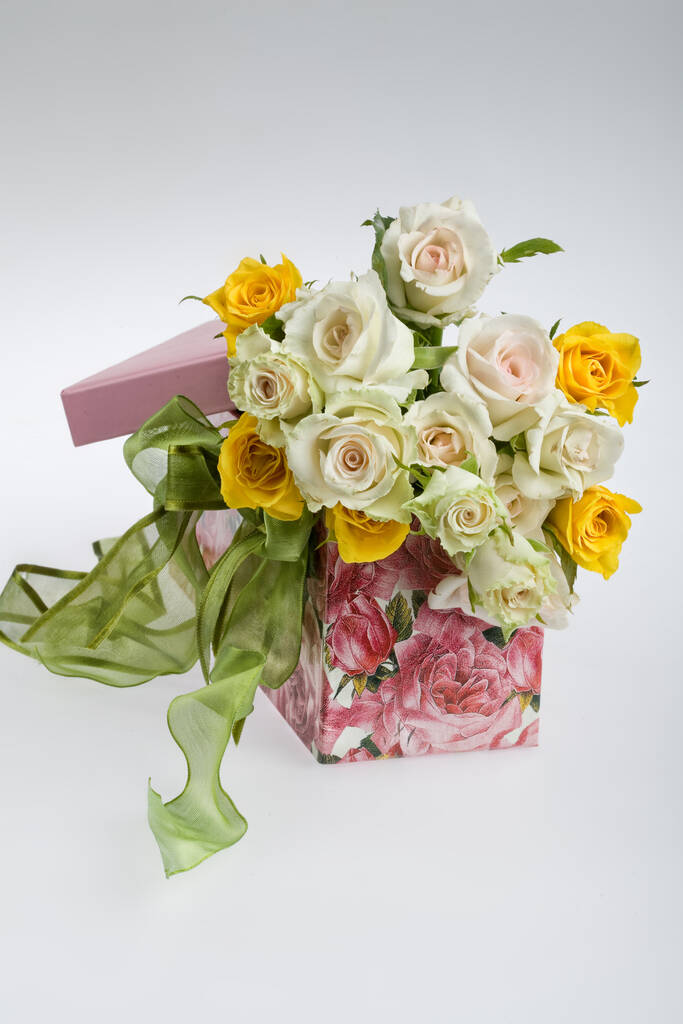 Ruusut lahjapakkauksessa eristetyllä studiotaustalla - Valokuva, kuva