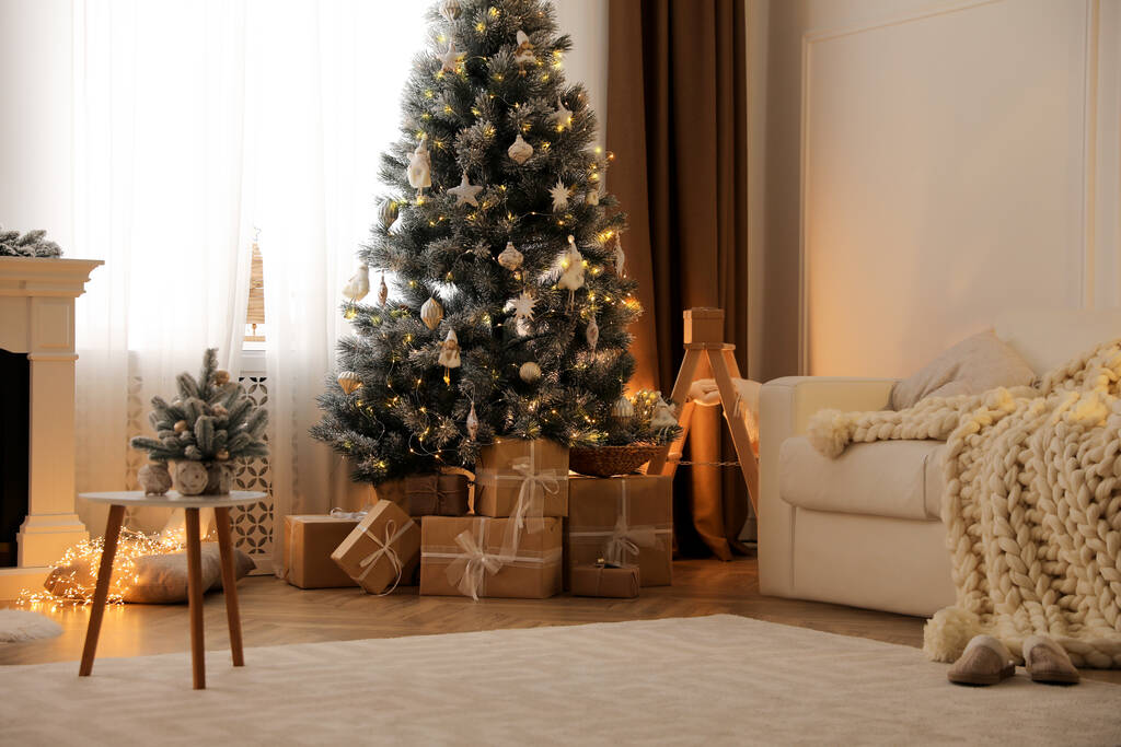 Beautiful living room interior with decorated Christmas tree and gifts - Zdjęcie, obraz