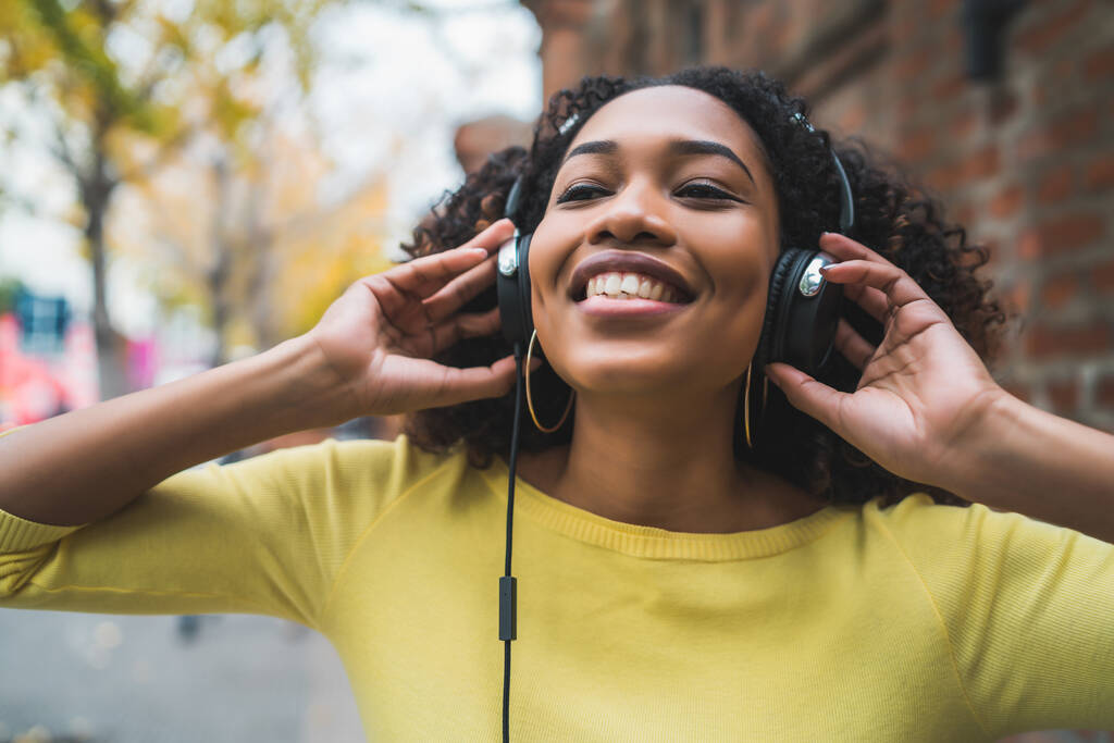 Αφρο-αμερικανίδα γυναίκα ακούει μουσική - Φωτογραφία, εικόνα