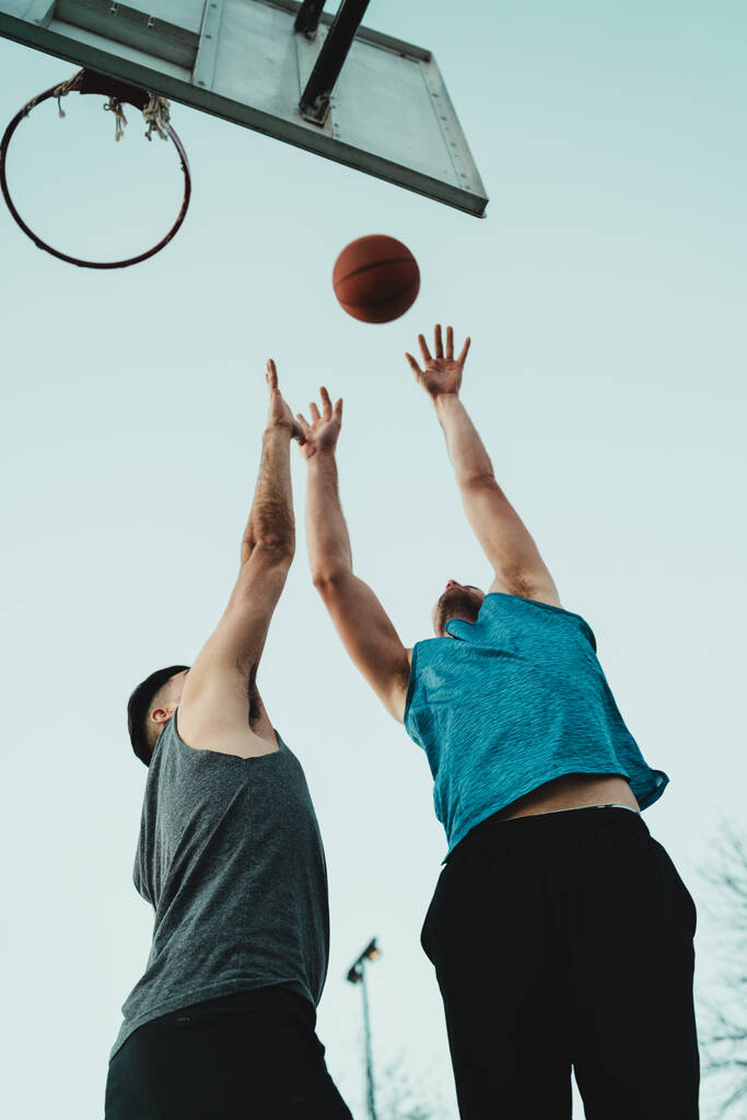 Jugadores de baloncesto jóvenes jugando uno-a-uno. - Foto, Imagen