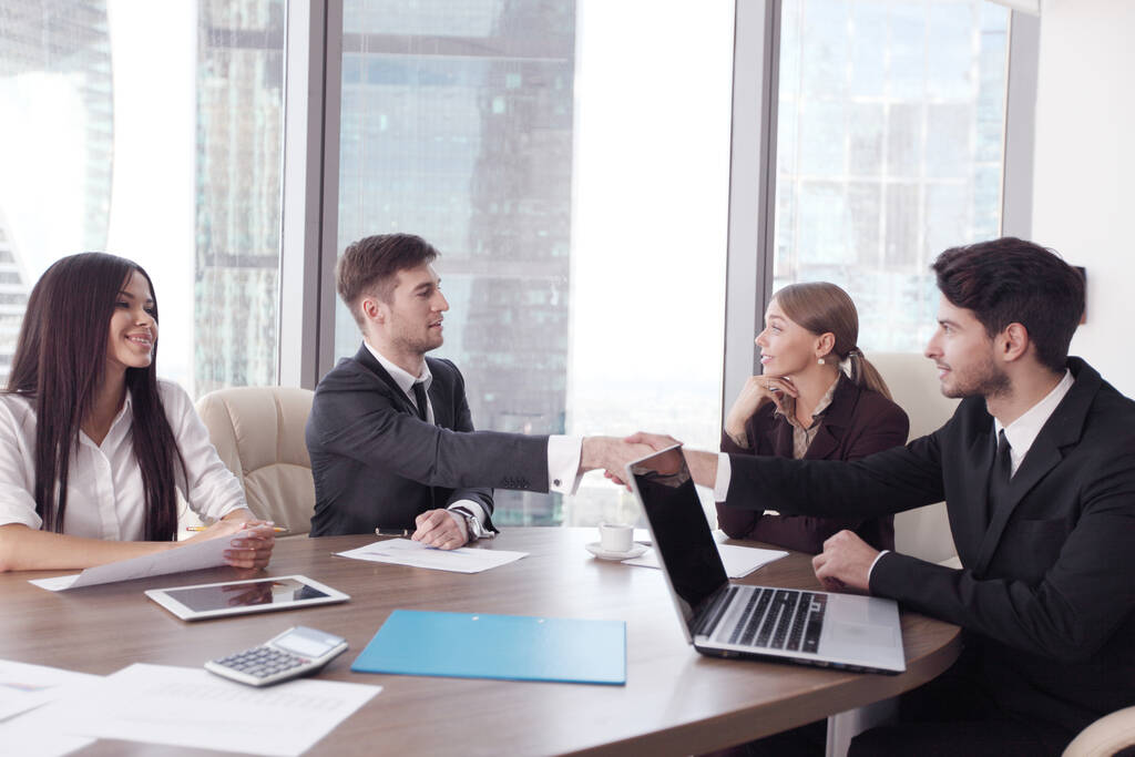 Деловые люди, работающие вместе на встрече в современном офисе - Фото, изображение