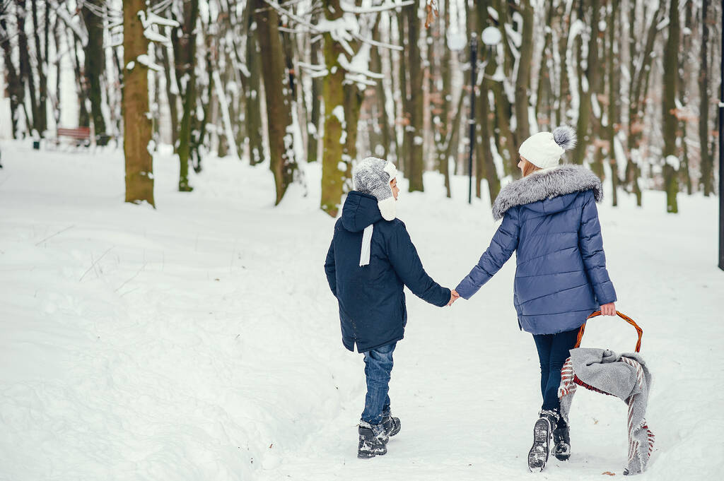 Мать с милым сыном в зимнем парке
 - Фото, изображение