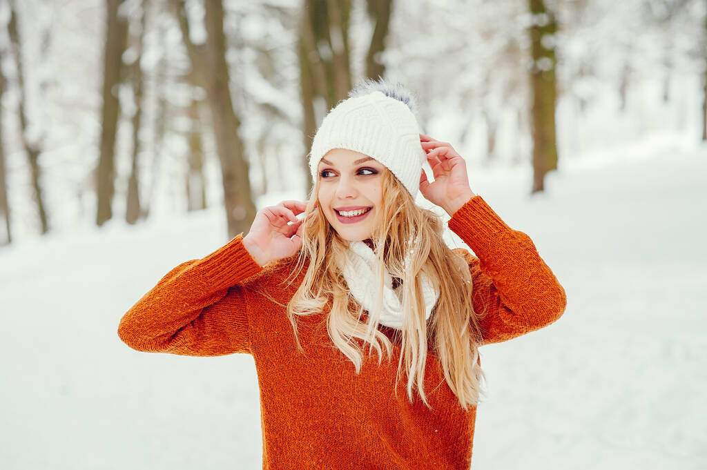 Красивая девушка в милом оранжевом свитере
 - Фото, изображение