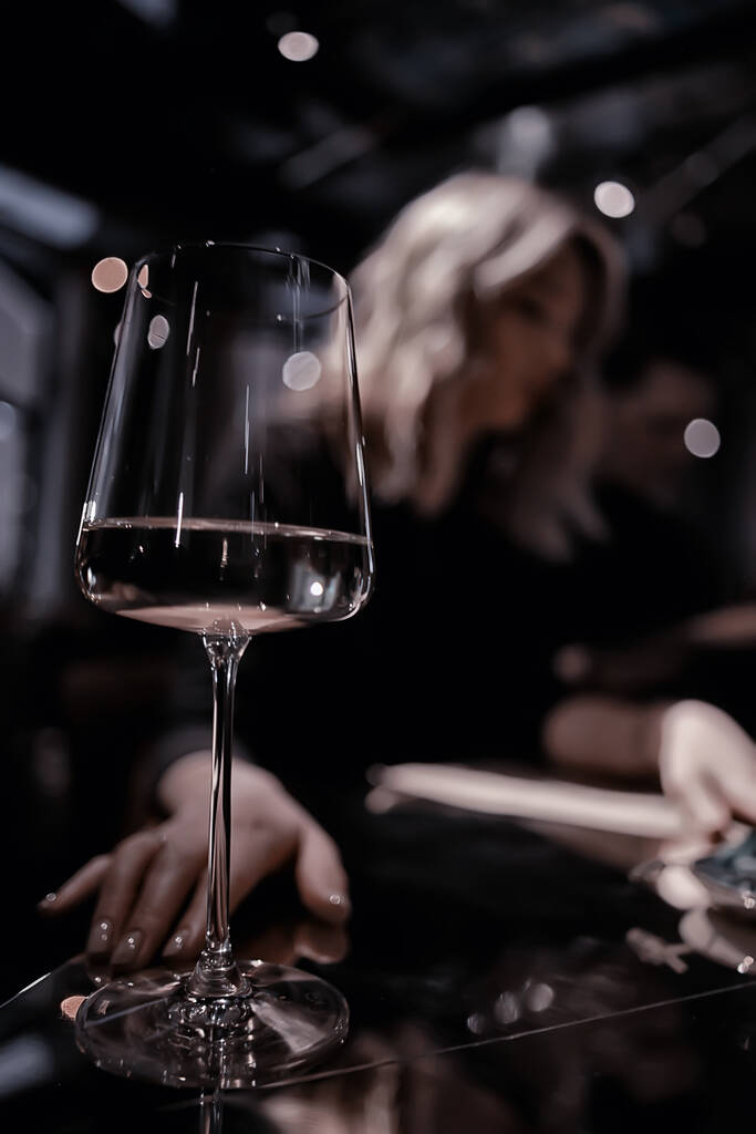 τραπέζι εστιατόριο θέα το βράδυ ποτήρι κρασί, τους φίλους στο πάρτι - Φωτογραφία, εικόνα
