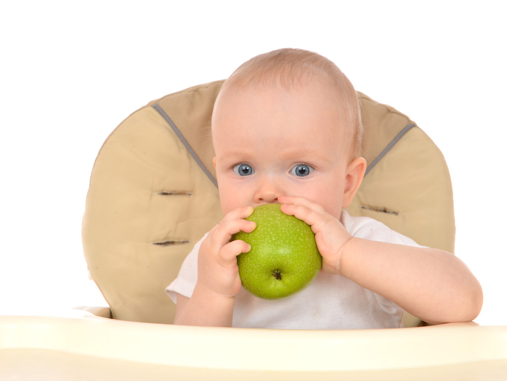 Yeşil elma beze oturuyor ve mutlu bir çocuk bebek toddler  - Fotoğraf, Görsel