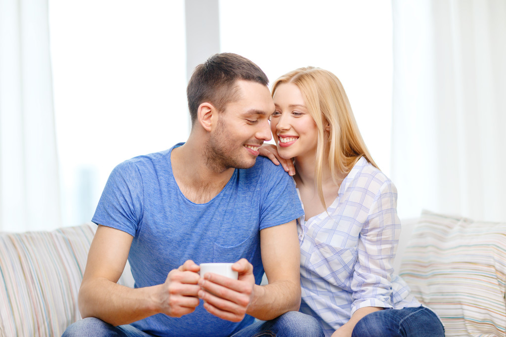 Улыбающийся мужчина с чашкой чая или кофе с женой
 - Фото, изображение
