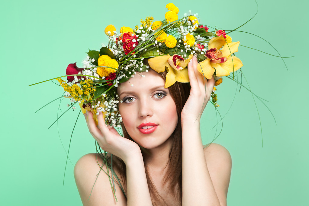 Bella donna con corona di fiori - Foto, immagini