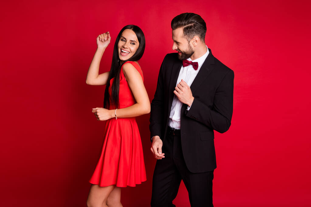 Kırmızı arka planda izole edilmiş sevimli iyimser çiftin dans kıyafetinin profil fotoğrafı - Fotoğraf, Görsel