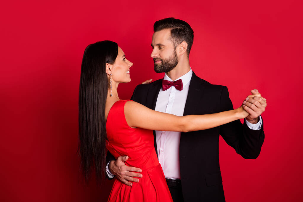 Φωτογραφία προφίλ του ωραίο φόρεμα κοστούμι χορό ζευγάρι απομονώνονται σε κόκκινο χρώμα φόντο - Φωτογραφία, εικόνα