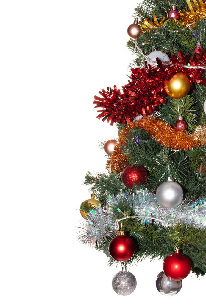装飾的なガラスの白、金、赤のきらびやかなボールの装飾品と白、金、赤のチンセル、クリスマスツリー上のガーランド。白い背景に隔離されている。冬の休日の装飾コンセプト. - 写真・画像