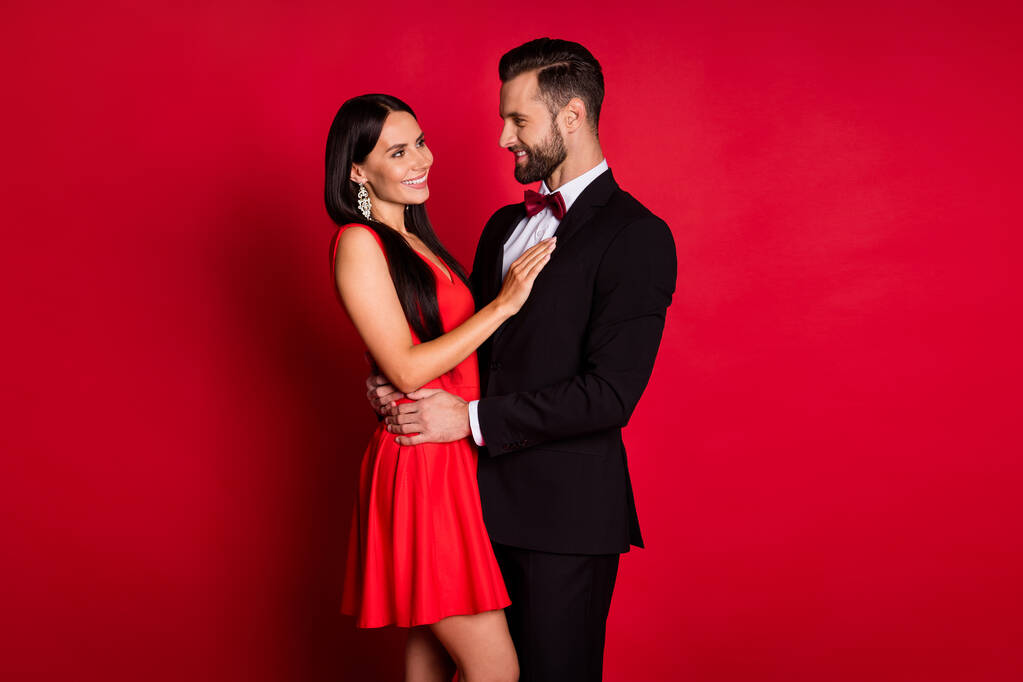 Photo de profil de couple optimiste étreinte look costume robe isolée sur fond de couleur rouge - Photo, image