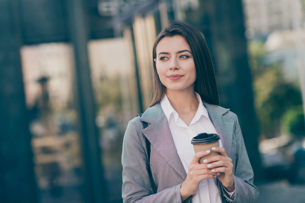 Foto di calma attraente giovane donna d'affari tenere takeout pausa tazza di caffè riposo indossare giacca all'aperto - Foto, immagini