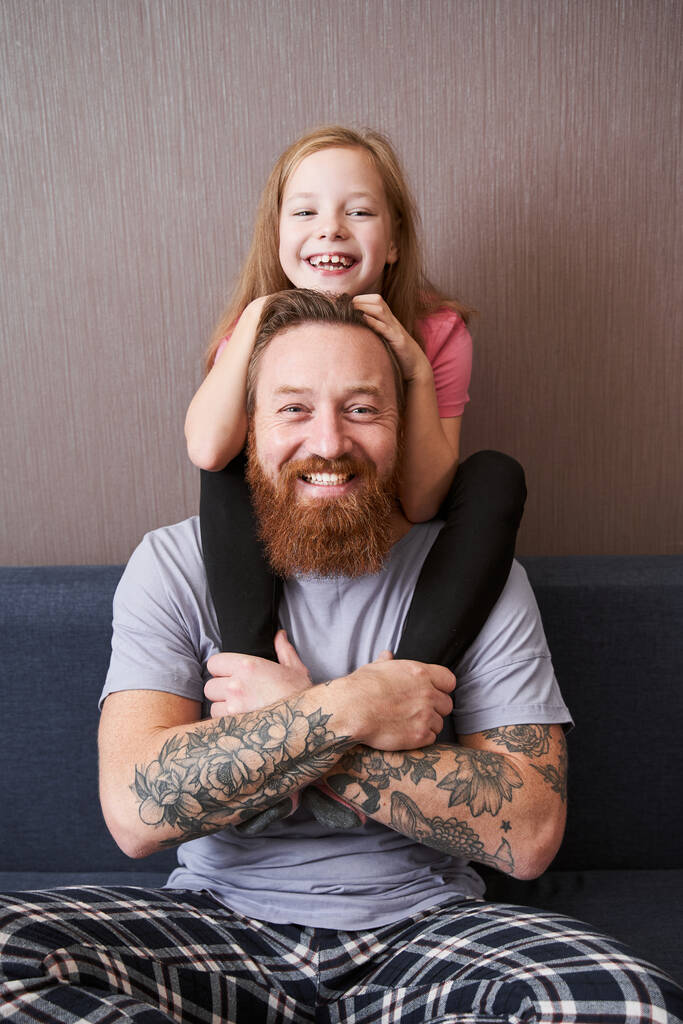 Девушка обнимает своего бородатого красивого отца - Фото, изображение