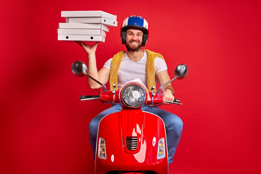 entrega mensageiro homem em scooter com condução rápida para os clientes, segurando ordens - Foto, Imagem