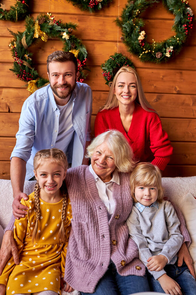 portré boldog többgenerációs családülés kanapén - Fotó, kép