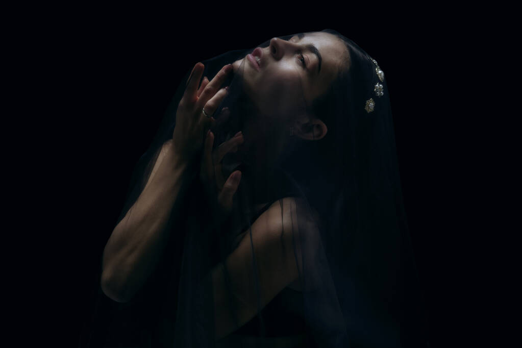 Gracioso clássico dançarina de balé feminino isolado no fundo do estúdio preto. A graça, artista, movimento, ação e conceito de movimento. - Foto, Imagem