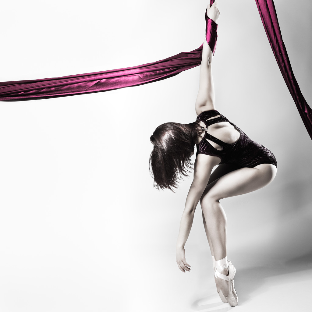 Gyönyörű balett-táncos, modern stílusú táncos pózol a stúdió háttere - Fotó, kép