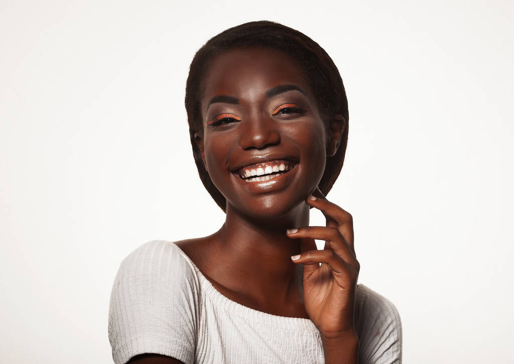 Concept de mode et de beauté : séduisante femme afro-américaine avec un sésame mignon - Photo, image