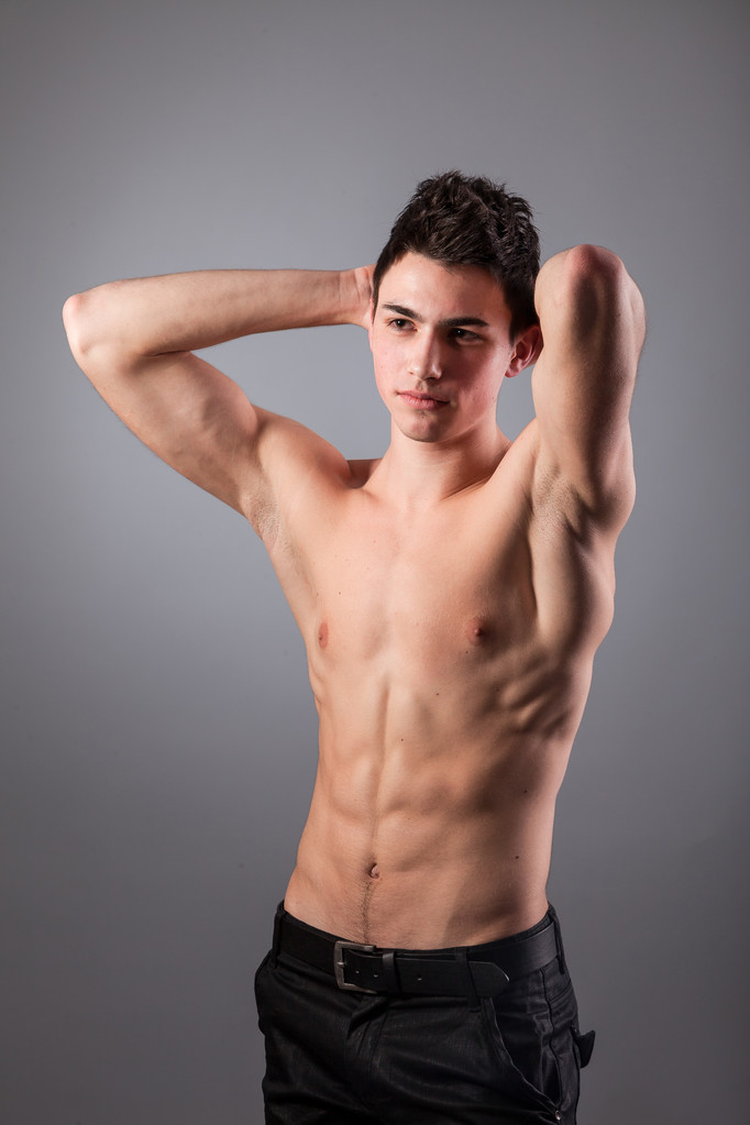 Ritratto di giovane bodybuilder uomo
 - Foto, immagini