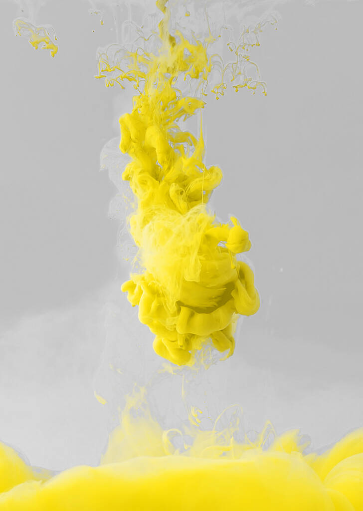 Pittura astratta di colore giallo con sfondo grigio, fluido illuminante concetto creativo 2021 - Foto, immagini