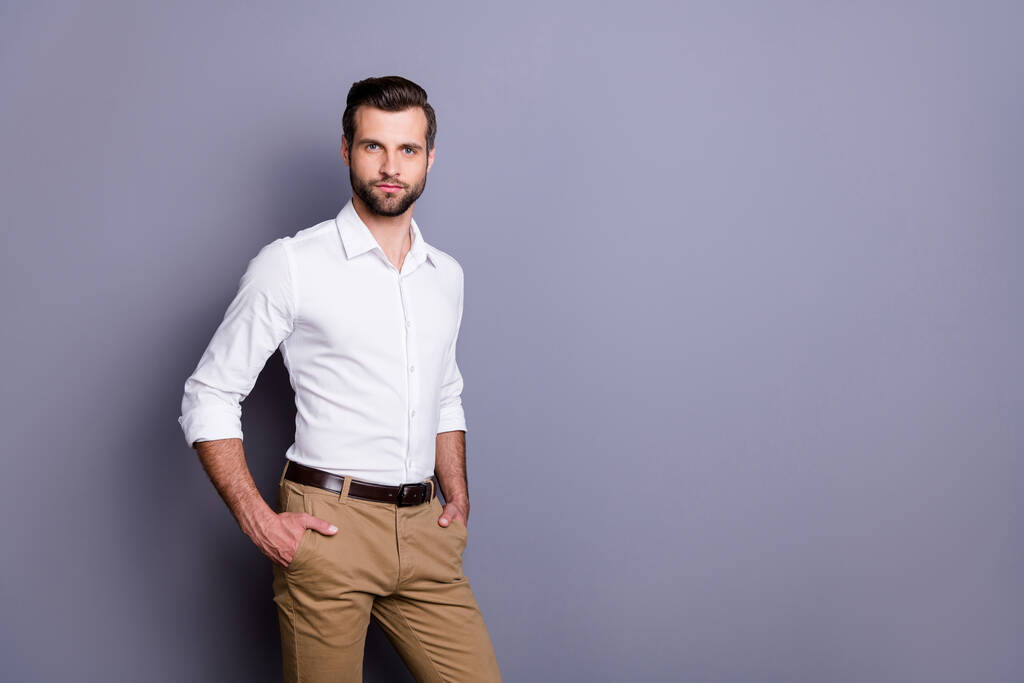 Portrait d'homme intelligent fiable agent immobilier marketing mettre les mains pantalon de poche prêt à décider solution de décision porter des vêtements modernes isolés sur fond de couleur grise - Photo, image