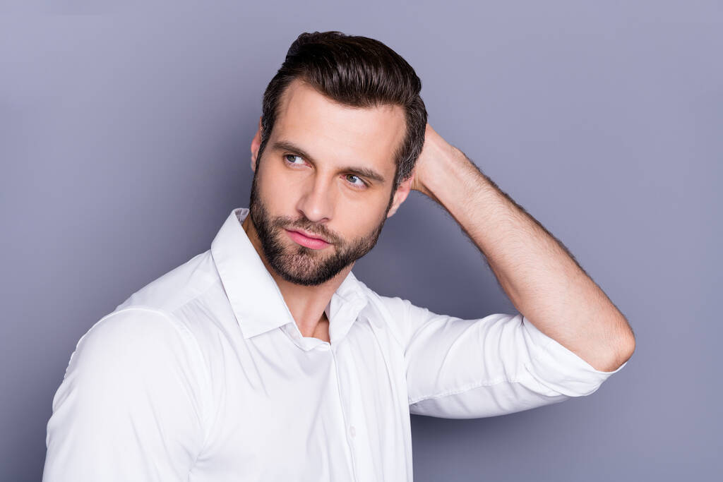 Close up fotó lenyűgöző elegáns magabiztos siker férfi ügyvéd végrehajtó befektető érintse meg a haj előkészíti üzleti találkozó spa szalon kezelés kopás fehér ing elszigetelt szürke szín háttér - Fotó, kép