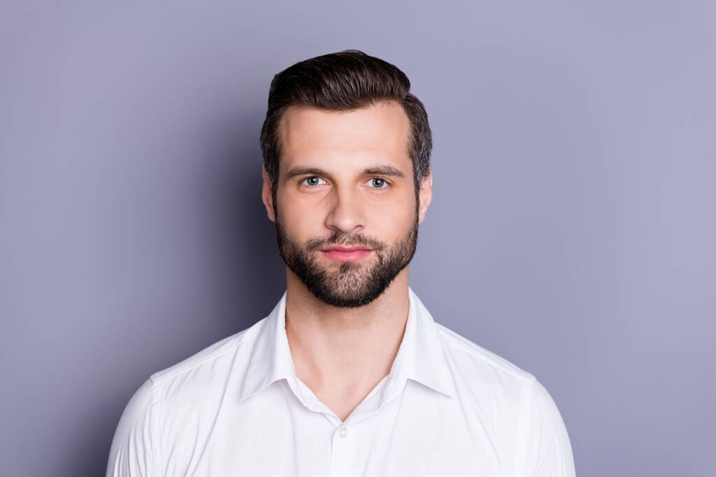 Portré gondolkodású modern srác néz a kamera döntheti el megoldás döntés kopás fehér ing elszigetelt szürke szín háttér - Fotó, kép