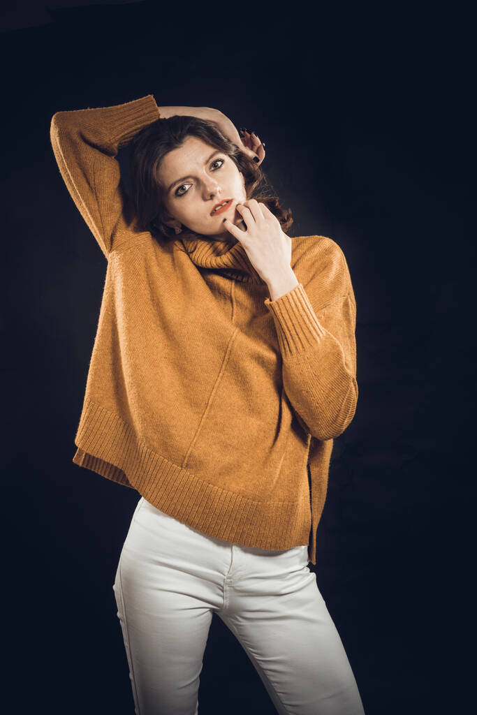 Studio ritratto di giovane bella donna vestita con maglione - Foto, immagini