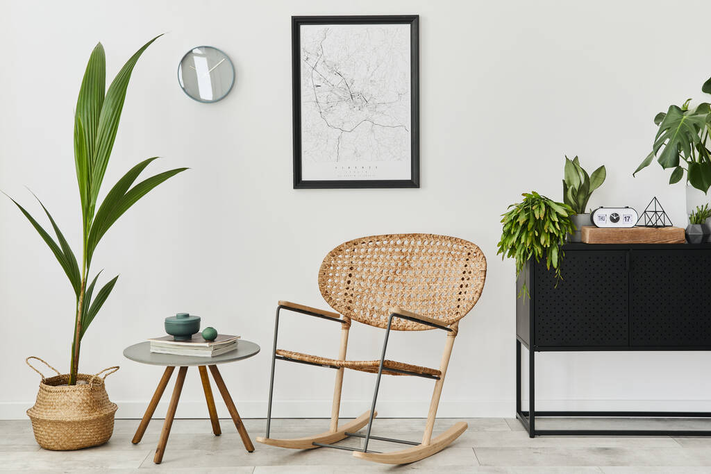 Modern retro koncepció otthoni belső design rattan fotel, dohányzóasztal, komód, növények, mock up poszter térkép, dekoráció és személyes accessoreis. Stílusos otthoni dekoráció a nappaliban. - Fotó, kép