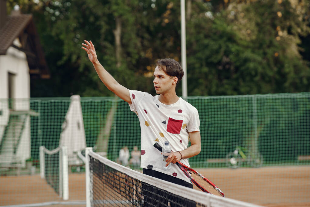 Jóképű férfi a nyári teniszpályán. - Fotó, kép