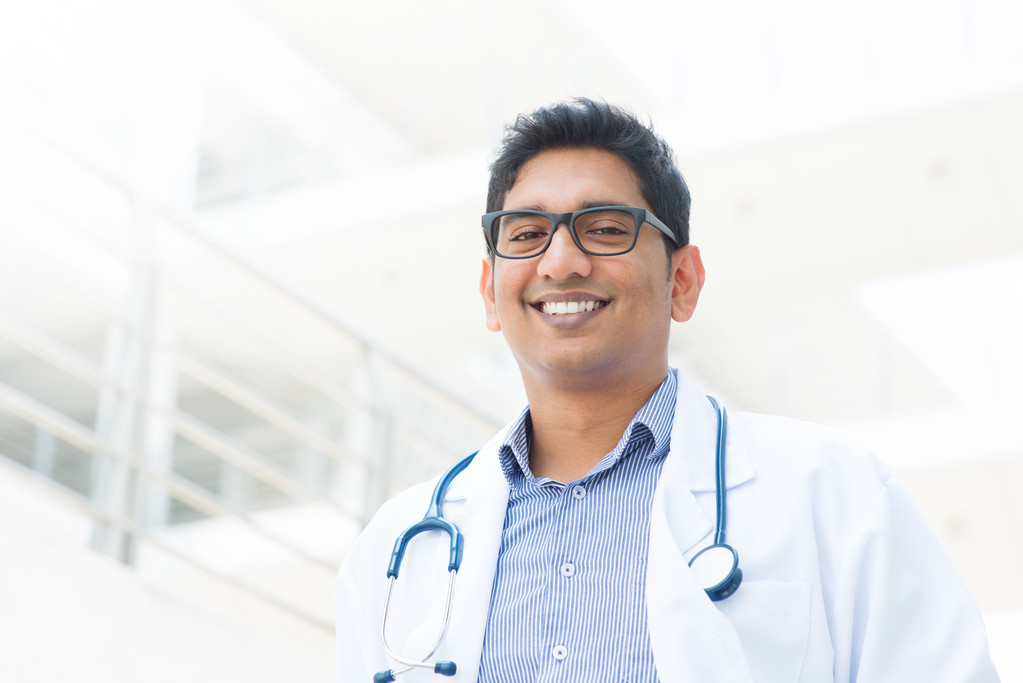 glimlachend Aziatische Indiase mannelijke arts - Foto, afbeelding