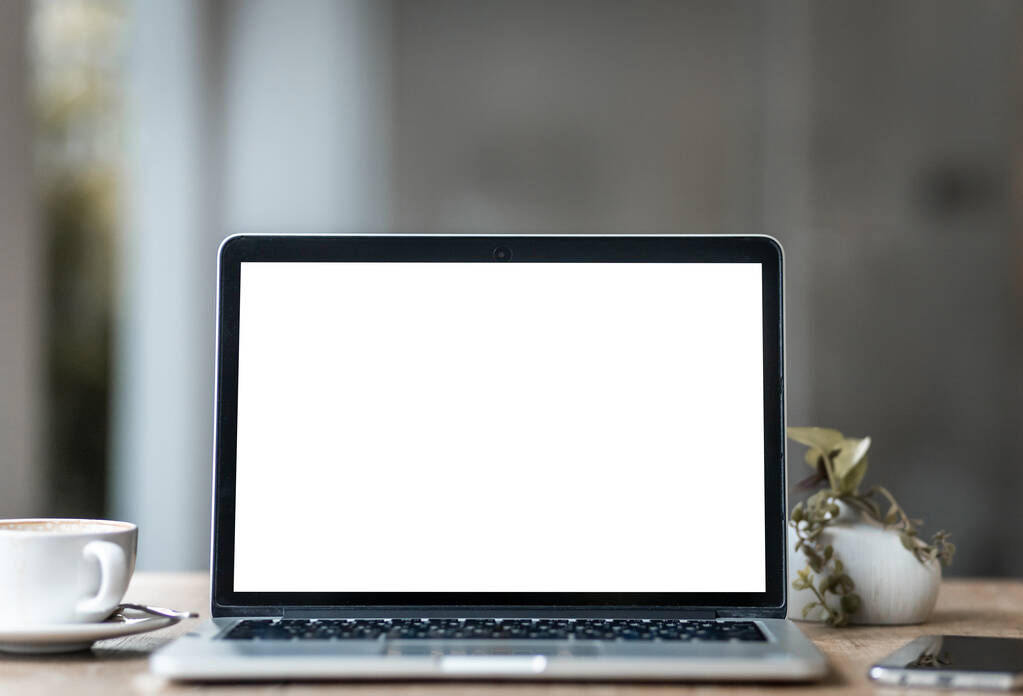 Макет ноутбука з порожнім екраном з чашкою кави та смартфоном на столі фону кав'ярні, білий екран
 - Фото, зображення