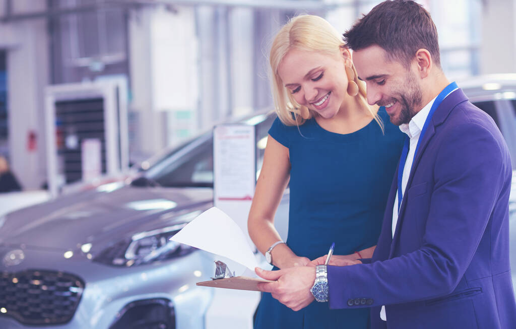 Vendedor de coches vende un coche a cliente feliz en concesionario de coches y las manos sobre las llaves
 - Foto, Imagen