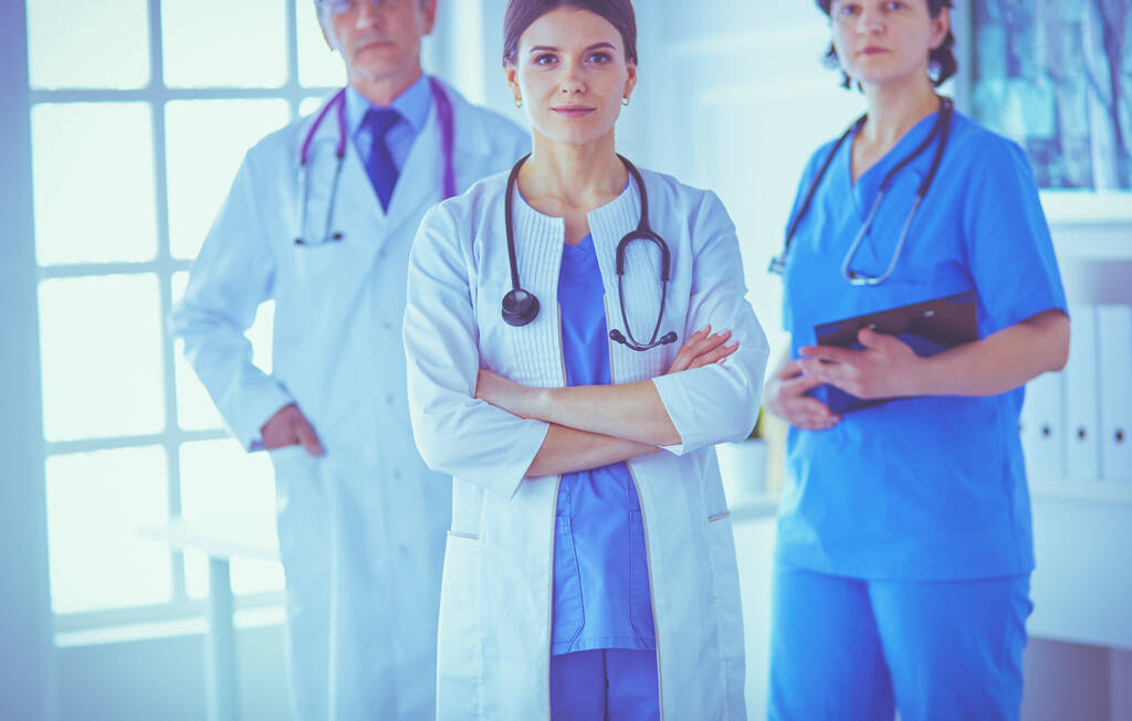 Grupo de médicos y enfermeras de pie en una habitación de hospital
 - Foto, Imagen