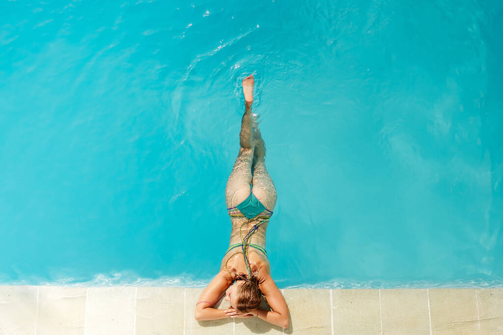 Kauniita naisia rentoutumassa uima-altaan äärellä. - Valokuva, kuva