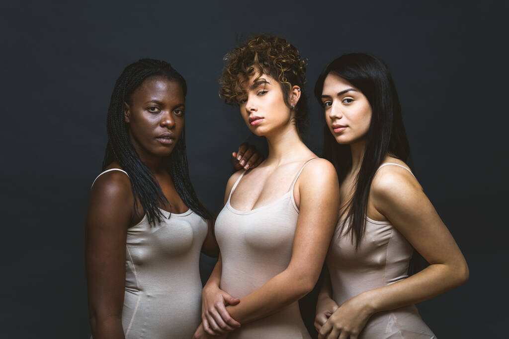 Groupe multiculturel de belles femmes posant en sous-vêtements - 3 jolies filles portrait, concepts sur les personnes multiculturelles, société inclusive et positivité du corps - Photo, image