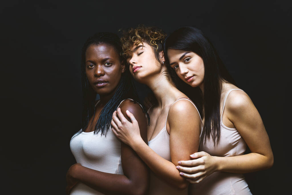Grupo multicultural de mujeres hermosas posando en ropa interior - 3 niñas bonitas retrato, conceptos sobre personas multiculturales, sociedad inclusiva y positividad corporal - Foto, Imagen