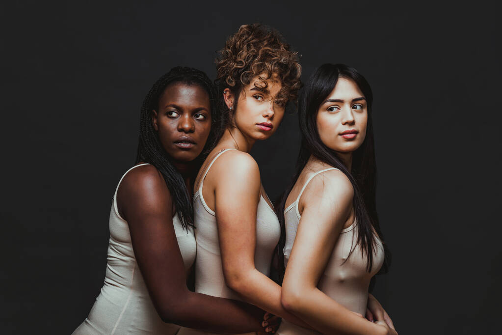 Wielokulturowa grupa pięknych kobiet pozujących w bieliźnie - portret 3 pięknych dziewcząt, koncepcje wielokulturowych ludzi, integracyjne społeczeństwo i pozytywność ciała - Zdjęcie, obraz