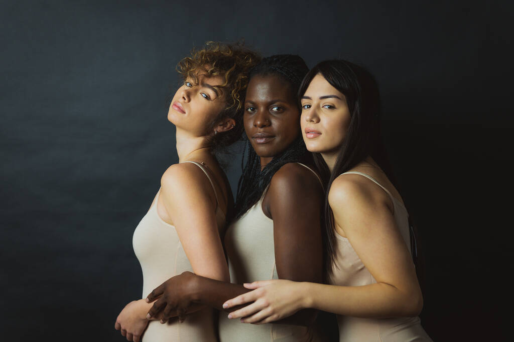 Grupo multicultural de mujeres hermosas posando en ropa interior - 3 niñas bonitas retrato, conceptos sobre personas multiculturales, sociedad inclusiva y positividad corporal - Foto, Imagen