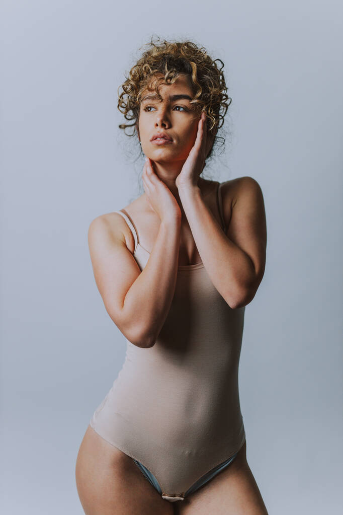 Красива жінка позує в нижній білизні - гарний дівчина портрет, концепції про мультикультурних людей, інклюзивне суспільство і позитивізм тіла
 - Фото, зображення