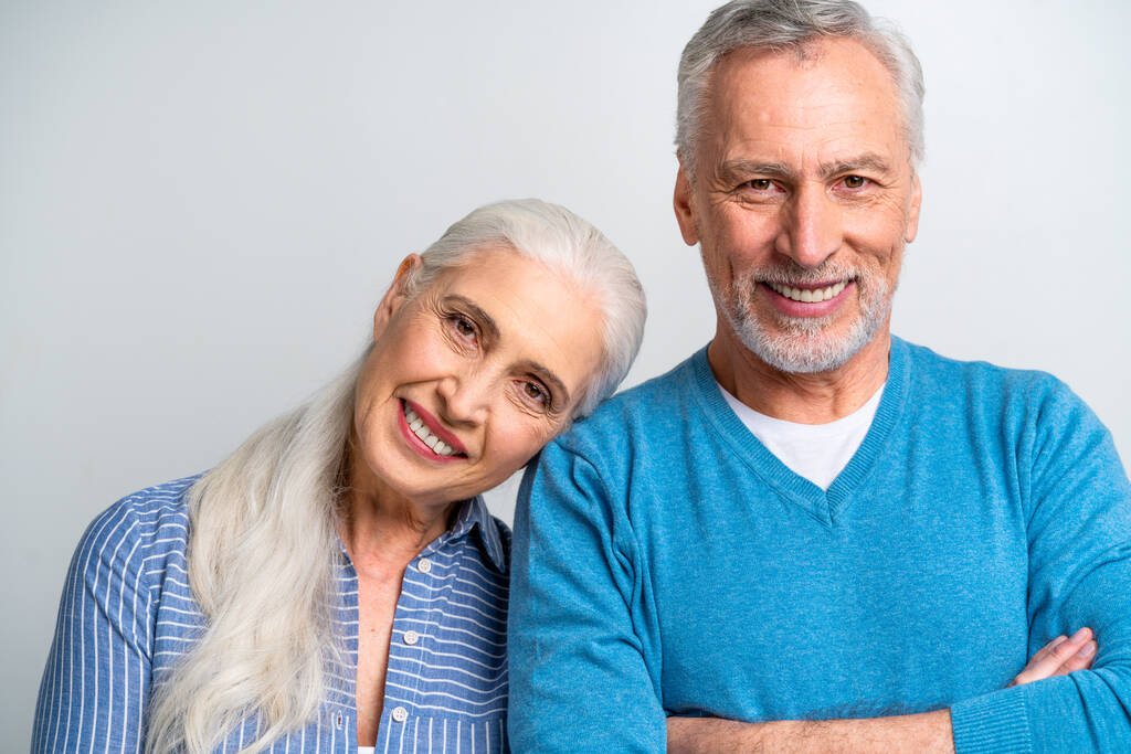 Gyönyörű idős pár szerelmesek - Idős emberek portré fehér háttér - Fotó, kép