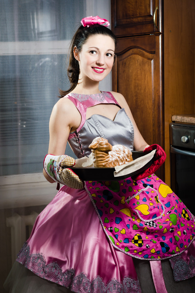 vrouw die lacht en lekker taart bakken - Foto, afbeelding