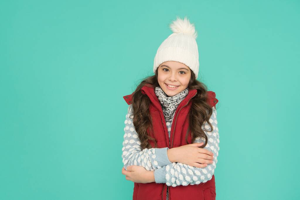 весела дитина в теплому зимовому одязі в'язаного капелюшного шарфа і светру на новорічні канікули, зимовий сезон
 - Фото, зображення
