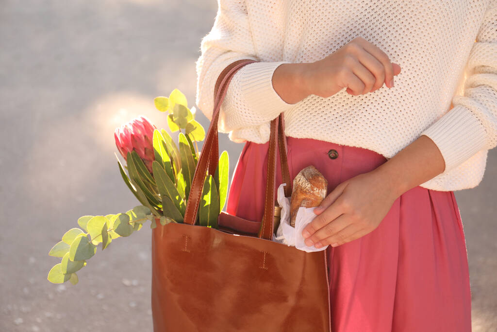 Nainen nahkaisen ostoskassin kanssa ulkona, lähikuva - Valokuva, kuva