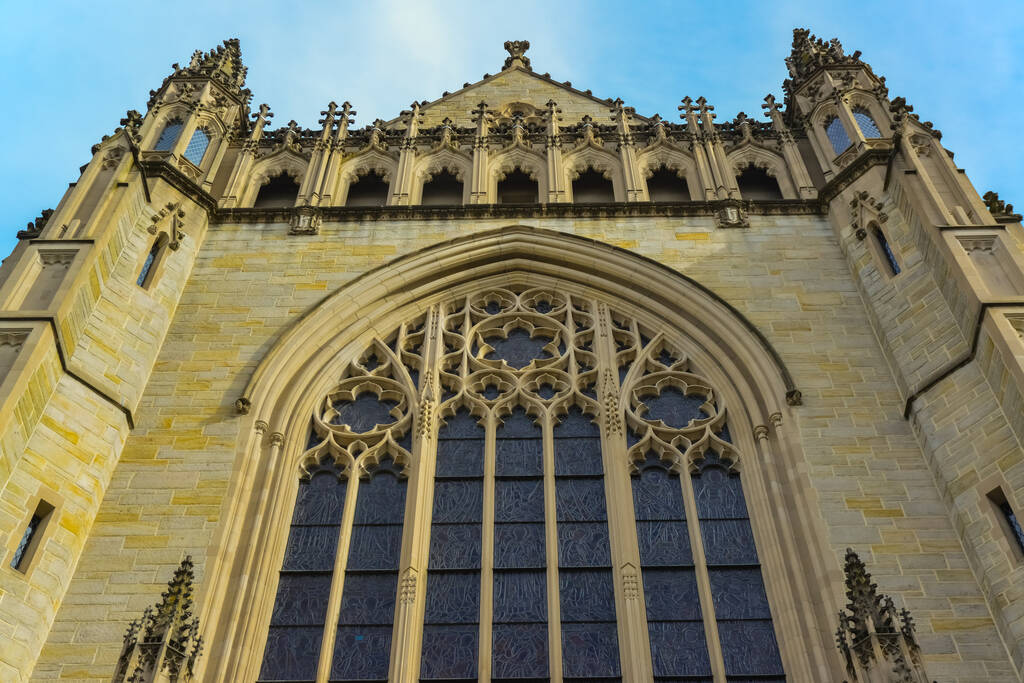 PRINCETON, NJ USA - 12.2019: Prvky architektonického designu a pohled na exteriér kaple v areálu Princetonské univerzity v Princetonu, NJ - Fotografie, Obrázek