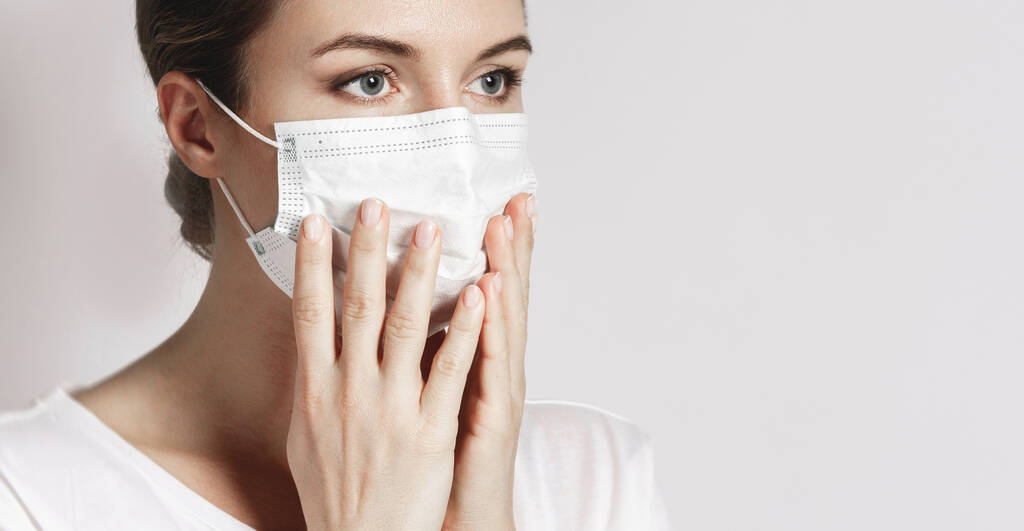 Молода біла жінка носить маску для захисту від вірусу
 - Фото, зображення