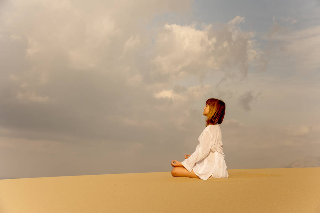 Молода дівчина медитує на відкритому повітрі
 - Фото, зображення