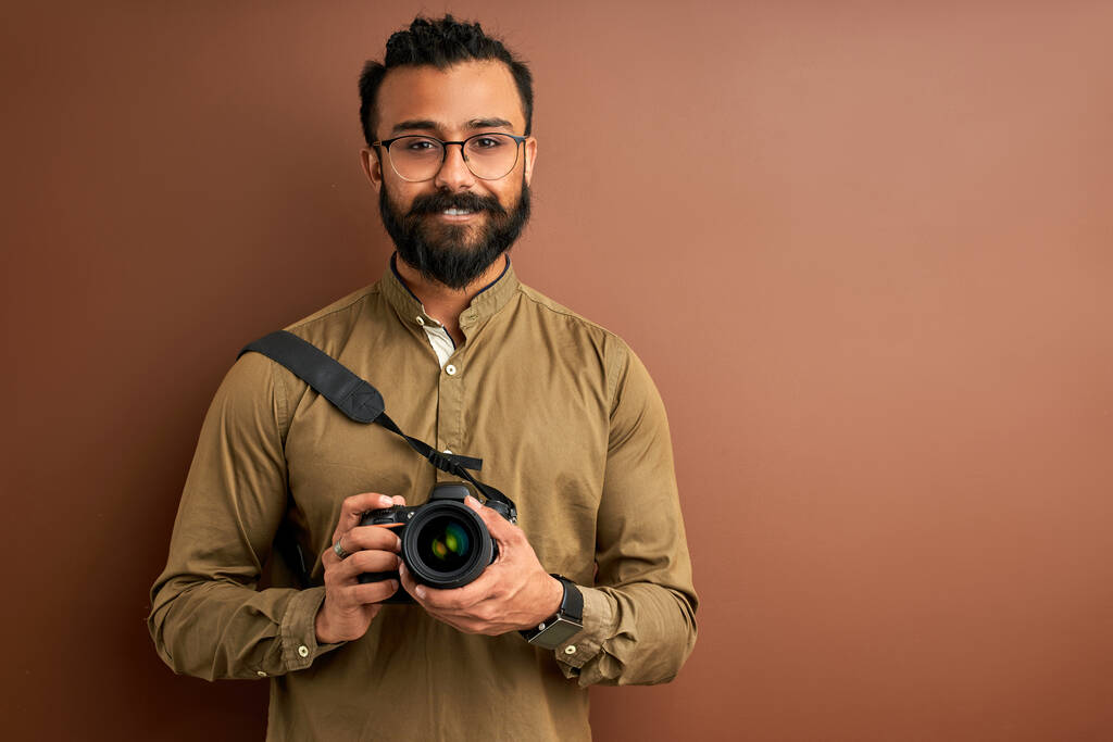 portret przystojnego arabczyka robiącego zdjęcia przed kamerą - Zdjęcie, obraz