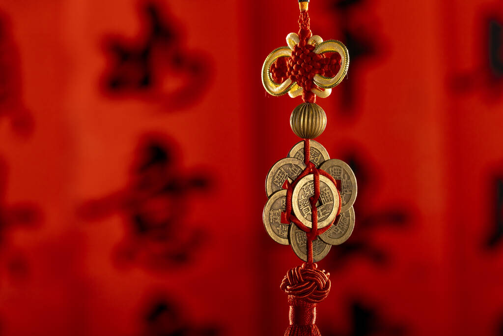 Valikoiva keskittyä laukaus Kiinan amuletti punaisella taustalla - Valokuva, kuva